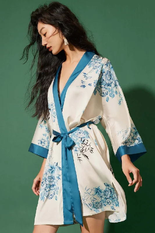 Low - rise men's thongs for a modern styleBamboo Flower Short Kimono Robe